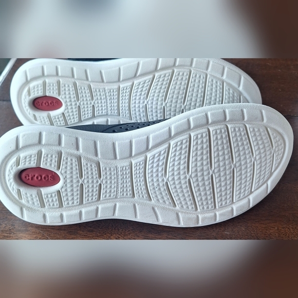 Size 8 Euc CROCS LiteRide Black and White Sneakers - Picture 3 of 4